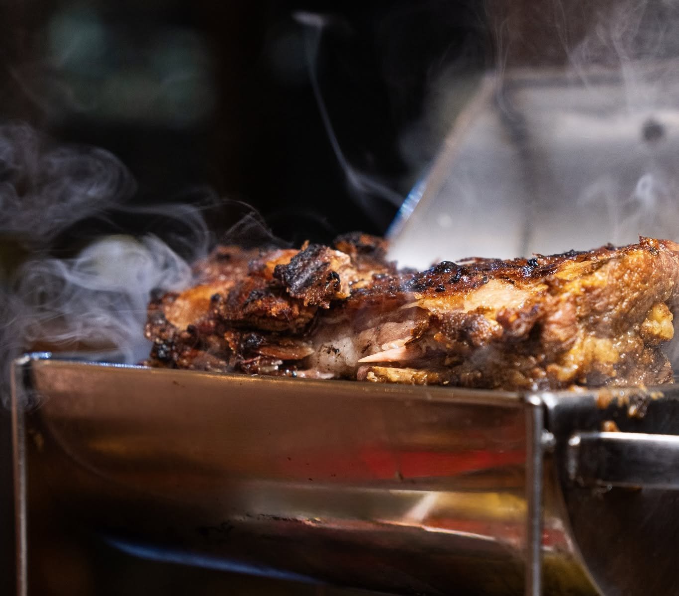 Costela fumegante sobre a parrilla acesa do Boi Vindo