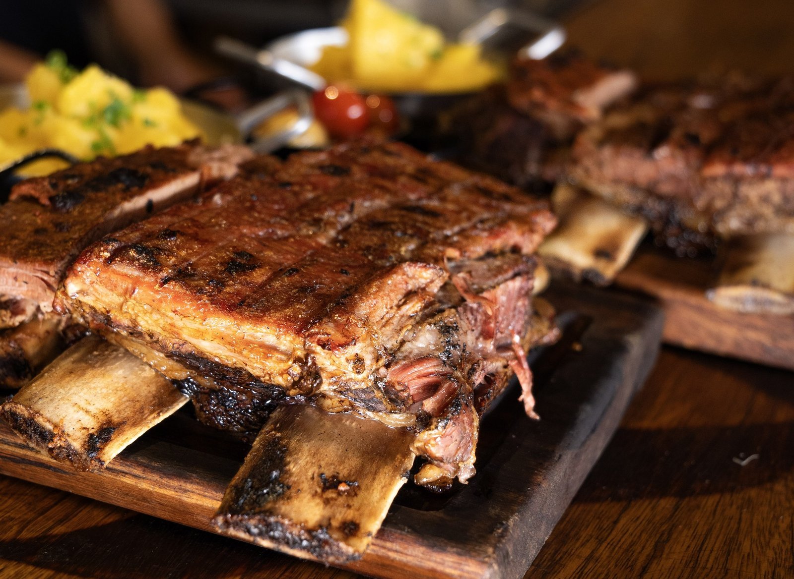 Costela suína grelhada, fumegante, saindo direto da parrilla